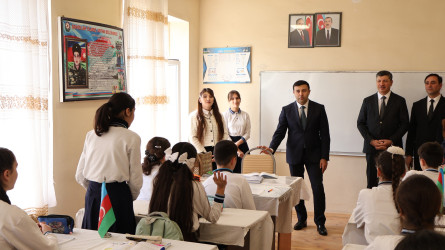 Rayon İcra Hakimiyyətinin başçısı Orxan Mürsəlov Alxasava kənd məktəbində müəllim və şagirdlərlə görüşüb