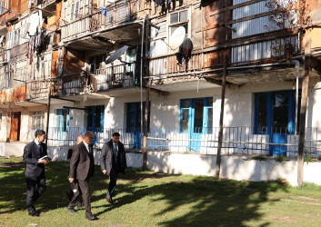Rayon İcra Hakimiyyətinin başçısı Orxan Mürsəlov sakinlərin müraciətləri ilə əlaqədar çoxmənzilli binalara baxış keçirib, müvafiq tapşırıqlar verib.