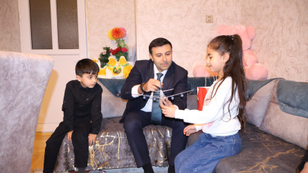 Rayon İcra Hakimiyyətinin başçısı Orxan Mürsəlov Vətən müharibəsi şəhidi Toğrul Hacıyevin qızı Ləmanın gələcəkdə pilot olmaq arzusunu dəstəkləmək və xəyallarının gerçəkləşməsi üçün xüsusi hədiyyələri təqdim edib.