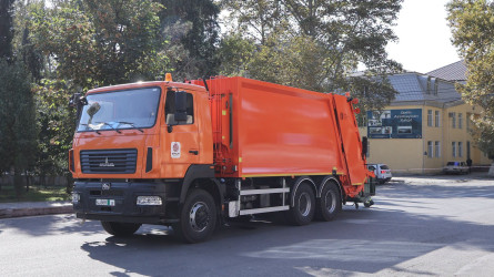 Rayon İcra Hakimiyyətinin başçısı Orxan Mürsəlov və Milli Məclisin deputatı Sabir Hacıyev Göyçay Rayon Kommunal Təsərrüfat Müəssisəsi üçün alınmış xüsusi maşın və avadanlıqlara baxış keçirib