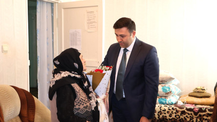 Göyçay Rayon İcra Hakimiyyətinin başçısı Orxan Mürsəlov şəhid anası Güldənə Ağamaliyevanı 90 illik yubileyi münasibətilə təbrik edib