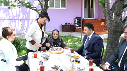 Göyçay Rayon İcra Hakimiyyətinin başçısı Orxan Mürsəlov şəhid Dəyanət Beydullayevin anası Xəzangül Beydullayevanı 75 yaşı tamam olması münasibətilə təbrik edib