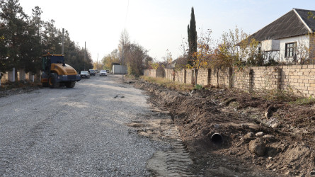 Göyçay Rayon İcra Hakimiyyətinin başçısı Orxan Mürsəlov Ənvər Məmmədəxanlı küçəsində aparılan abadlıq işləri ilə bağlı yenidən ərazidə olub