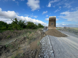 Göyçay rayonunun Cırqurd kəndində sel sularının avtomobil yolunda yaratdğı təhlükə aradan qaldırılır