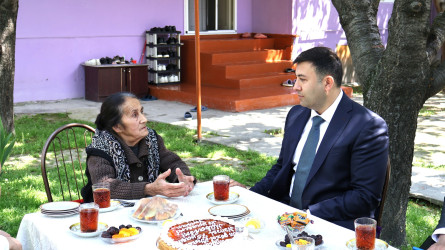 Göyçay Rayon İcra Hakimiyyətinin başçısı Orxan Mürsəlov şəhid Dəyanət Beydullayevin anası Xəzangül Beydullayevanı 75 yaşı tamam olması münasibətilə təbrik edib