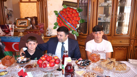 Göyçay Rayon İcra Hakimiyyətinin başçısı Orxan Mürsəlov şəhid Zamiq Əhmədovun övladları Turqut və Sərkanı doğum günü münasibətilə təbrik edib