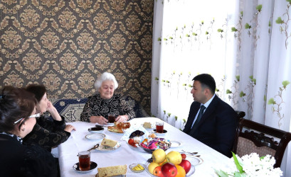 Göyçay Rayon İcra Hakimiyyətinin başçısı Orxan Mürsəlov Müqəddəs Pasxa bayramı münasibətilə Birinci Qarabağ müharibəsində itkin düşmüş şəhid Oleq Kujeyevin anası Nina Morozovanı ziyarət edib