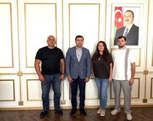 Göyçay Rayon İcra Hakimiyyətinin başçısı Orxan Mürsəlov Azərbaycanın Milli Qəhrəmanı şəhid Yuri Kovalyovun qızı Regina Kovalyova və onun həyat yoldaşı Vətən müharibəsi iştirakçısı Denis Quzlayev ilə görüşüb