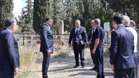 Rayon İcra Hakimiyyətinin başçısı Orxan Qarabaqqal kəndində Birinci Qarabağ müharibəsi şəhidlərinin qəbirüstü abidəsinə və qəbiristanlıq yolunda aparılan təmir-bərpa işlərinə baxış keçirib