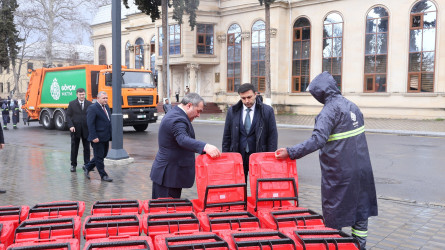 Rayon İcra Hakimiyyətinin başçısı Orxan Mürsəlov Şəhər Təsərrüfatı Birliyi üçün alınmış nəqliyyat vasitələrinə və avadanlıqlara baxış keçirib