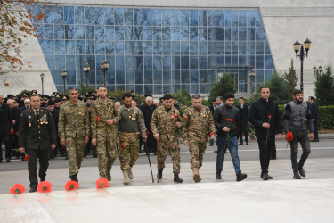 Göyçay Rayon İcra Hakimiyyətinin başçısı Orxan Mürsəlov Ulu Öndərin abidəsini ziyarət edib, önünə gül dəstələri qoyub, dahi şəxsiyyətin əziz xatirəsini böyük ehtiramla anıb.