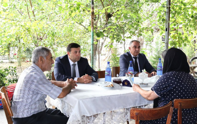 Rayon İcra Hakimiyyətinin başçısı Orxan Mürsəlov Birinci Qarabağ müharibəsinin şəhidi Elnur Zeynalovun valideynlərini ziyarət edib