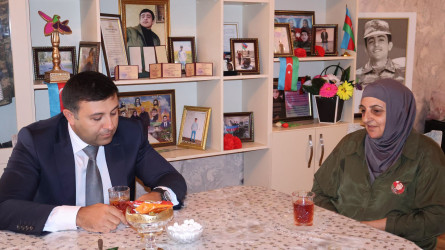 Rayon İcra Hakimiyyətinin başçısı Orxan Mürsəlov şəhid Kənan Ömərlinin anası Məhluqə Ömərovanı 65 illik yubileyi münasibətilə təbrik edib