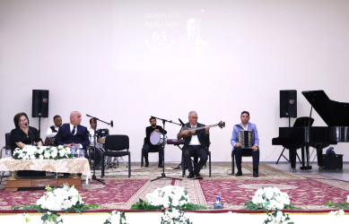 Rayon İcra Hakimiyyətinin başçısı Orxan Mürsəlov Göyçay Musiqi Məktəbinin müəllimi, ustad tarzən Məzahir Abbasovun "Ömür payım və sənət dünyam” adlı yubiley gecəsi tədbirində iştirak edib