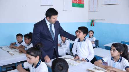 Rayon İcra Hakimiyyətinin başçısı Orxan Mürsəlov Şəkər kənd məktəbində müəllim və şagirdlərlə görüşüb