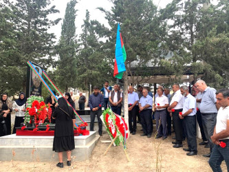 Şəhid İlham Hüseynovun ad günü məzarı önündə qeyd olundu