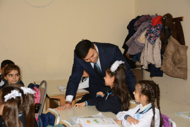 Göyçay Rayon İcra Hakimiyyətinin başçısı Orxan Mürsəlov Vətən müharibəsində şəhid olmuş Toğrul Hacıyevin övladları Ləman və Tunarla görüşüb