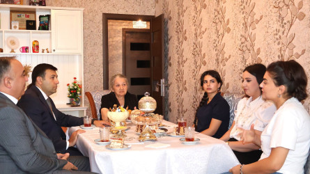 Rayon İcra Hakimiyyətinin başçısı Orxan Mürsəlov şəhid polkovnik-leytenant Vidadi Xəlilovun qızı Zəhra Xəlilovanı ali məktəblərə qəbul imtahanında yüksək nəticə göstərərək Bakı Dövlət Universitetinin Beynəlxalq münasibətlər ixtisasına  qəbul olması münasibətilə təbrik edib
