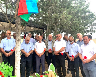 Şəhid İlham Hüseynovun ad günü məzarı önündə qeyd olundu