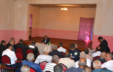 İcra başçısı Şəkər kəndində vətəndaşlarla növbəti səyyar qəbul keçirib