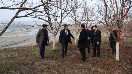 Rayon İcra Hakimiyyətinin başçısı Orxan Mürsəlov vətəndaş qəbulunda qaldırılan məsələ ilə bağlı Göyçay çayının Cəyirli kəndinin ərazisindən keçən hissəsinə baxış keçirib.
