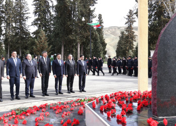 31 Mart – Azərbaycanlıların Soyqırımı Gününün 108-ci ildönümü ilə bağlı Göyçay Rayon İcra Hakimiyyətinin başçısı, YAP rayon təşkilatının sədri və hüquq mühafizə orqanlarının rəhbərləri soyqırım qurbanlarının xatirəsinə ucaldılmış abidə kompleksini ziyarət ediblər