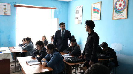 Rayon İcra Hakimiyyətinin başçısı Orxan Mürsəlov Alpout kənd məktəbində müəllim və şagirdlərlə görüşüb