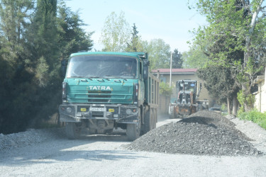 Rayonun Ulaşılı Şıxlı kəndinə yeni asfalt örtüyünün çəkilməsi işləri davam edir