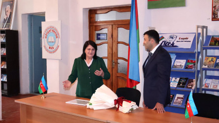Rayon İcra Hakimiyyətinin başçısı Orxan Mürsəlov Kitabxananın direktoru Nazlı Əhmədovanı çalışmanın yaş həddinə çatması ilə əlaqədar təbrik edib