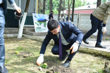 Göyçay Rayon İcra Hakimiyyətində “Yaşıl dünya naminə həmrəylik ili” çərçivəsində Ümummilli Lider Heydər Əliyevin anadan olmasının 101-ci ildönümü ilə əlaqədar güllər əkilib