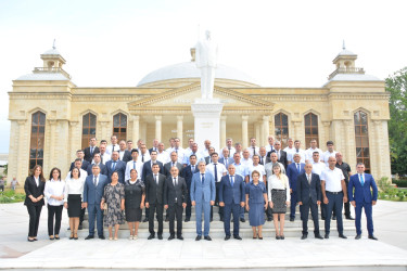 Göyçayda 23 İyun - Dövlət Qulluqçularının Peşə Bayramı Günü münasibətilə Ulu Öndər Heydər Əliyevin abidəsi ziyarət olundu
