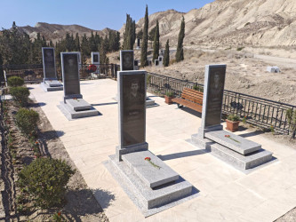 Rayon İcra Hakimiyyətinin başçısı Orxan Mürsəlov əsaslı təmirdən sonra şəhid məzarlarına baxış keçirib