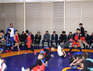 Rayon İcra Hakimiyyətinin başçısı Orxan Mürsəlov idmanın yunan-Roma güləş növü ilə məşğul olan idmançılarla görüşüb