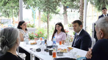 Göyçay Rayon İcra Hakimiyyətinin başçısı Orxan Mürsəlov Vətən müharibəsi şəhidi polkovnik-leytenant Vidadi Xəlilovun ad günündə onun ailəsi, şəhid ailələrinin üzvləri və ictimaiyyət nümayəndələri ilə birlikdə məzarını ziyarət edib