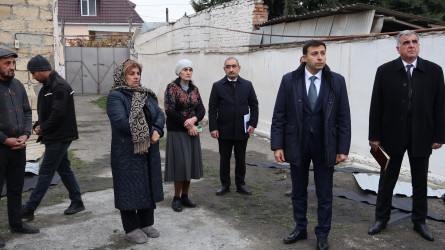 Rayon İcra Hakimiyyətinin başçısı Orxan Mürsəlov Göyçay şəhəri Füzuli küçəsində yanğın baş vermiş yaşayış evlərinə baxış keçirib