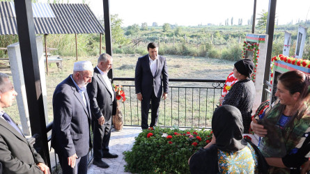 Rayon İcra Hakimiyyətinin başçısı Orxan Mürsəlov şəhid ailələrinin üzvləri ilə birlikdə torpaqlarımızın azadlığı uğrunda canından keçən qəhrəman vətən övladları şəhid Ömərli Kənan Elxan oğlunun, Mayılov Rüfət Bəhram oğlunun, Əliyev Azər Elnur oğlunun, Kərimli Azad Elşad oğlunun, Məmmədov Sənan Tehran oğlunun, Hüseynov Xəyyam Hüseyn oğlunun, Qasımov Qismət Yolçu oğlunun, Qafarov Kənan Siyaqif oğlunun və Qasımov Teymur Mikayıl oğlunun məzarlarını ziyarət edib