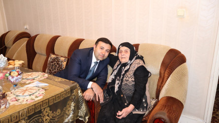 Göyçay Rayon İcra Hakimiyyətinin başçısı Orxan Mürsəlov şəhid anası Güldənə Ağamaliyevanı 90 illik yubileyi münasibətilə təbrik edib