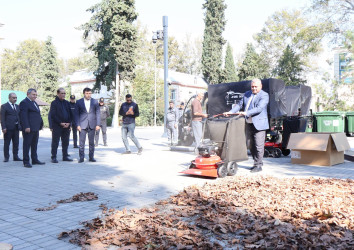 Rayon İcra Hakimiyyətinin başçısı Orxan Mürsəlov və Milli Məclisin deputatı Sabir Hacıyev Göyçay Rayon Kommunal Təsərrüfat Müəssisəsi üçün alınmış xüsusi maşın və avadanlıqlara baxış keçirib