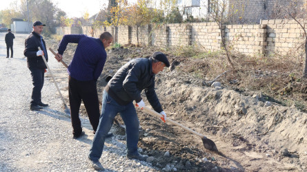 Göyçay Rayon İcra Hakimiyyətinin başçısı Orxan Mürsəlov Ənvər Məmmədəxanlı küçəsində aparılan abadlıq işləri ilə bağlı yenidən ərazidə olub