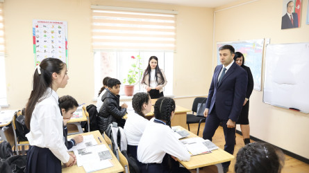 Rayon İcra Hakimiyyətinin başçısı Orxan Mürsəlov Ləkçılpaq kənd məktəbində müəllim və şagirdlərlə görüşüb