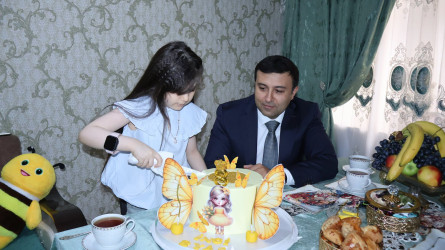 Göyçay Rayon İcra Hakimiyyətinin başçısı Orxan Mürsəlov şəhid Elvin Mikayılovun qızı İncini doğum günü münasibətilə təbrik edib