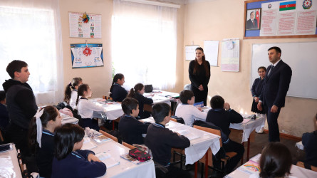 Rayon İcra Hakimiyyətinin başçısı Orxan Mürsəlov Mallı Şıxlı kənd məktəbində müəllim və şagirdlərlə görüşüb