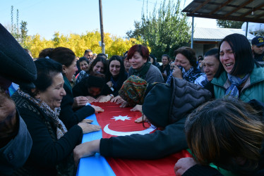 Birinci Qarabağ müharibəsində itkin düşmüş və şəxsiyyəti müəyyənləşdirilən şəhid Piriyev İsmət Medal oğlunun nəşi torpağa tapşırılıb