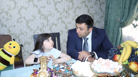 Göyçay Rayon İcra Hakimiyyətinin başçısı Orxan Mürsəlov şəhid Elvin Mikayılovun qızı İncini doğum günü münasibətilə təbrik edib