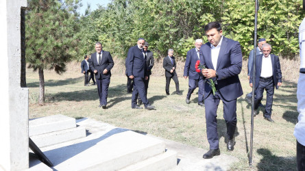 Rayon İcra Hakimiyyətinin başçısı Orxan Mürsəlov şəhid ailələrinin üzvləri ilə birlikdə torpaqlarımızın azadlığı uğrunda canından keçən qəhrəman vətən övladları şəhid Ömərli Kənan Elxan oğlunun, Mayılov Rüfət Bəhram oğlunun, Əliyev Azər Elnur oğlunun, Kərimli Azad Elşad oğlunun, Məmmədov Sənan Tehran oğlunun, Hüseynov Xəyyam Hüseyn oğlunun, Qasımov Qismət Yolçu oğlunun, Qafarov Kənan Siyaqif oğlunun və Qasımov Teymur Mikayıl oğlunun məzarlarını ziyarət edib