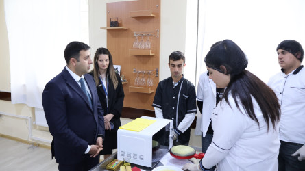 Rayon İcra Hakimiyyətinin başçısı Orxan Mürsəlov Qaraməryəm kənd məktəbində müəllim və şagirdlərlə görüşüb