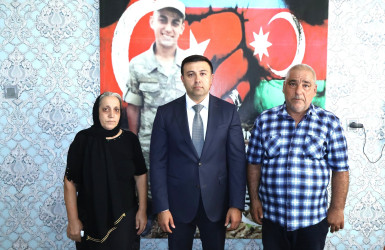 Rayon İcra Hakimiyyətinin başçısı Orxan Mürsəlov Qaraman kəndində şəhid Xəyal Həsənovun ailəsini ziyarət edib.