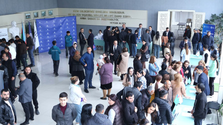 Göyçay Rayon İcra Hakimiyyətinin başçısı Orxan Mürsəlov işsiz və işaxtaran şəxslər üçün keçirilən əmək yarmarkasında iştirak edib