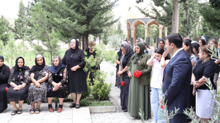 Göyçay Rayon İcra Hakimiyyətinin başçısı Orxan Mürsəlov Vətən müharibəsi şəhidi polkovnik-leytenant Vidadi Xəlilovun ad günündə onun ailəsi, şəhid ailələrinin üzvləri və ictimaiyyət nümayəndələri ilə birlikdə məzarını ziyarət edib