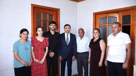 Rayon İcra Hakimiyyətinin başçısı Orxan Mürsəlov Vətən müharibəsi iştirakçısı Yusif Məmmədovu ailə həyatı qurması münasibətilə təbrik edib